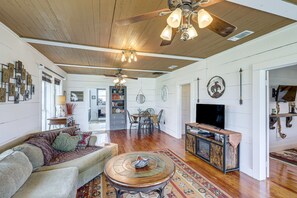 Living Room | Free WiFi | Central A/C & Heat