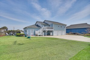 House Exterior | Fire Pit | Private Yard