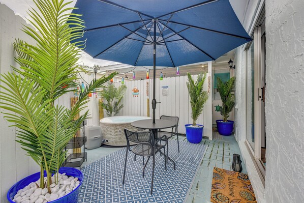 Fort Walton Beach Vacation Rental | Studio | 1BA | 600 Sq Ft | 2 Steps to Enter