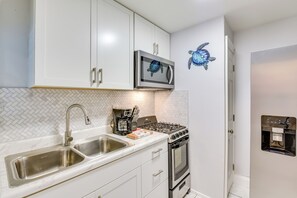 Studio | Kitchen | Equipped w/ Cooking Basics