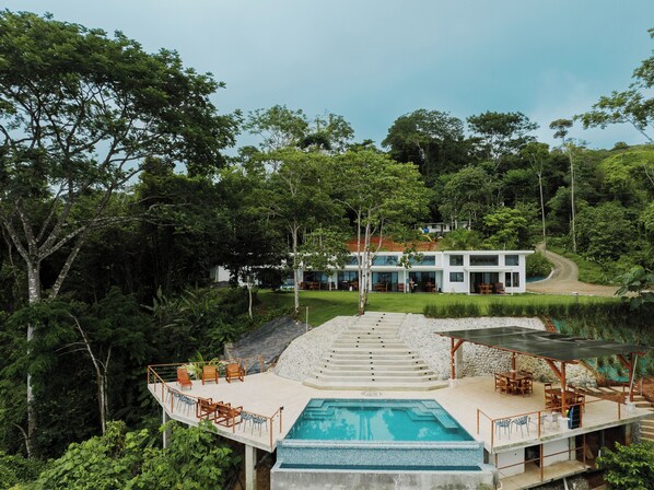 COMMUN SHARED POOL & PATIO