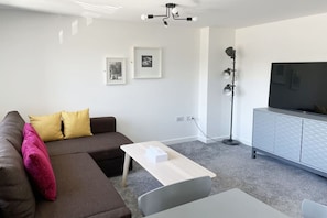 Living room with sofa bed and Smart tv