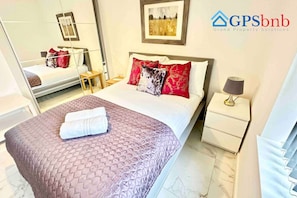 Double bed with ensuite shower and work desk. *Professionally Managed by : GPSbnb