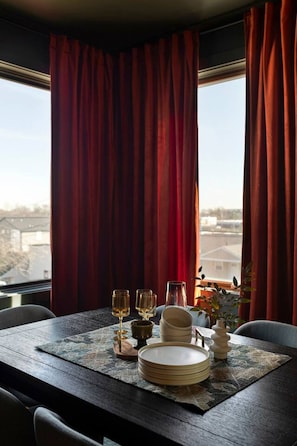 Natural light and city views at your dining table.