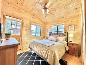 Master bedroom (Queen Bed)