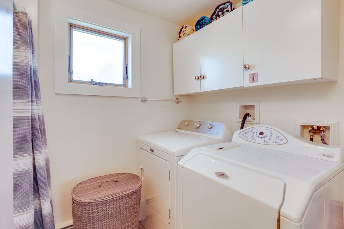 Pocasset Home w/ Fire Pit – Walk to Beach!