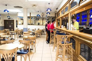 バー (施設内)