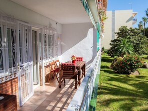 Water, Plant, Property, Building, Swimming Pool, Azure, Window, Architecture, Leisure, Residential Area