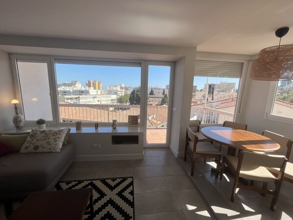 Table, Property, Building, Furniture, Window, Plant, Chair, Interior Design, Architecture