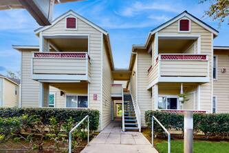 Golf course adjacent condo with heated pool, hot tub, fitness room, tennis