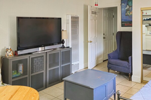 Long Beach Vacation Rental | Studio | 1BA | 1,940 Sq Ft | 1 Step Required