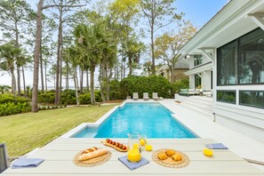 Breakfast by the pool!