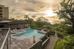 Beachfront Villa with amazing sunset views!