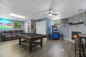 Video game system has over 1,000 older style arcade games.