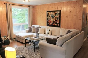 Willow Suite living room with plenty of seating