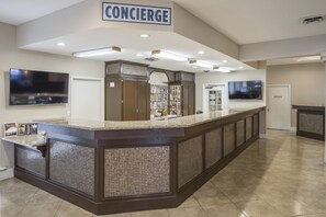 24/7 front desk to check your luggage before and after you check out