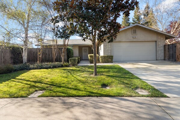 Spacious and breezy front lawn