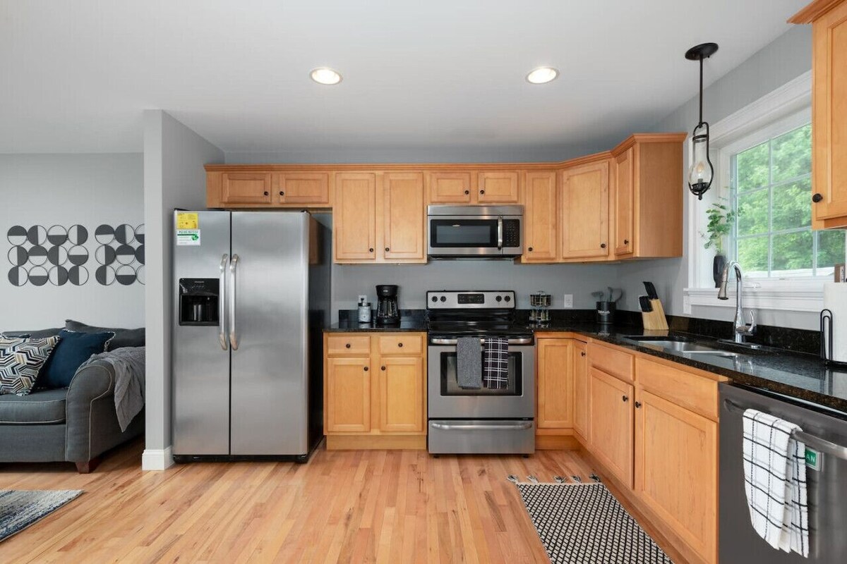 Contemporary Comfort: Game Room & Portland Access