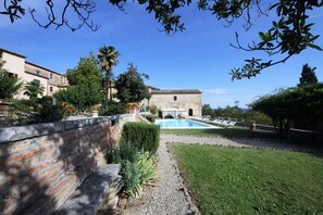 Building Exterior, Garden, Pool