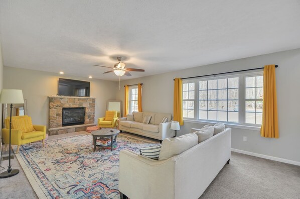 "Home Decor","Furniture","Table","Indoors","Living Room"