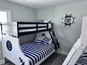 Bunk room 2- fulls, 2- Twins and smart tv