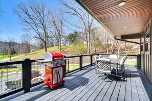 Deck | Gas Grill | Outdoor Dining Area | Mountain View