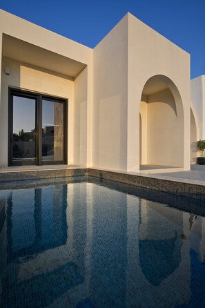 Wonderful Santorini Villa | 2 Bedroom Villa | Outdoor Pool & Stunning Views | Finikia