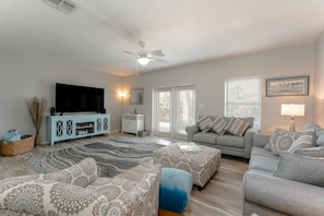 This sandy space is exactly what you're looking for: room for the whole family!