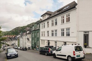 The serene and centrally located neighborhood of Sandviken, just outside the city center, provides the perfect retreat. Convenient parking is available just outside the house (paid street parking).