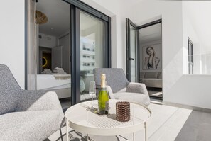 Sunny south facing balcony (1)