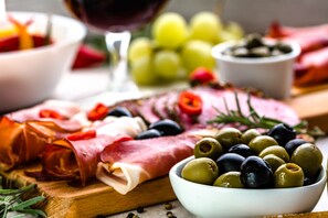 All facilities and best restaurants on walking distance (1)