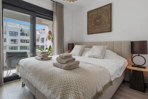 Spacious bedroom with kingsize bed and direct access to the balcony (1)