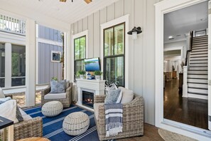 1st Floor Screened in Porch
