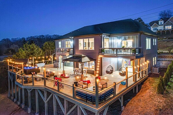 2k sq foot lit up deck w/ scenic mountain views and:

-8 person hot tub
-6 person barrel sauna
-2 person cold plunge
-gas grill
-dining for 10
-fireplace
-chaise lounge and seating
-cornhole, KanJam & more