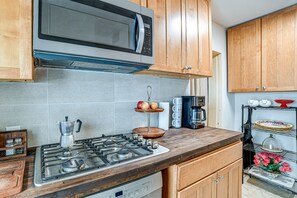 Kitchen | 1st Floor | Drip Coffee Pot & Complimentary Coffee | Toaster