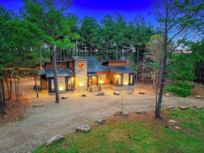 This one story cabin is on a quiet development, just 10 miles north of Hochatown, and is close to ATV trails