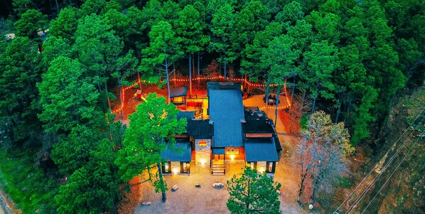 Experience the perfect blend of rustic charm and modern comfort in this spacious cabin nestled among the trees.
