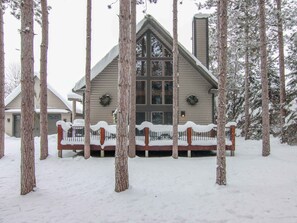 Beautiful, Spacious Cabin In Crystal Mountain Resort with Game Room!
