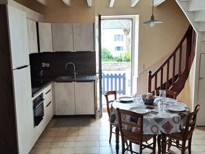 Möbel, Holz, Flooring, Fussboden, Interior Design, Küche, Countertop, Küche & Esszimmer Tisch, Stuhl, Zuhause