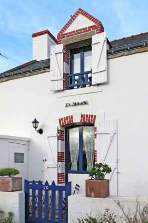 Pflanze, Himmel, Gebäude, Eigentum, Fenster, Tür, Azurblau, Holz, Die Architektur