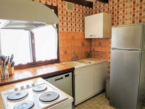 Cabinetry, Countertop, Eigentum, Herd, Küchengerät, Gasherd, Cooktop, Küche, Holz, Haushaltsgerät