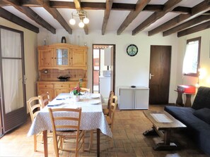Möbel, Tabelle, Eigentum, Bilderrahmen, Cabinetry, Holz, Tür, Fenster, Interior Design, Gebäude