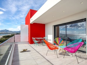 Propriété, Ciel, Meubles, Nuage, Bâtiment, Chaise, Ombre, Bois, Architecture, Design Intérieur