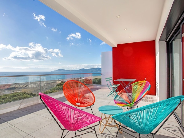 Table, Bâtiment, Nuage, Ciel, Propriété, Chaise, Bleu, L'Eau, Bleu Azur, Ombre