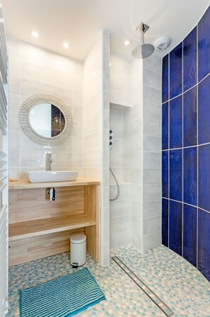 Miroir, Robinet, Luminaire Plomberie, Évier, Tete De Douche, Propriété, Armoire De Toilette, Lavabo, Salle De Bains, Bâtiment