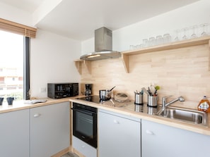 Cabinetry, Countertop, Herd, Gebäude, Küchengerät, Küche, Holz, Haushaltsgerät, Herd, Interior Design