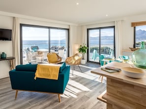 Möbel, Blau, Fenster, Azurblau, Komfort, Holz, Tabelle, Interior Design, Fussboden, Wohnzimmer