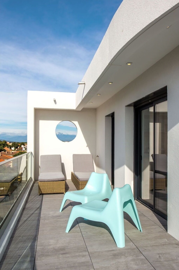 Eigentum, Himmel, Gebäude, Wolke, Azurblau, Schatten, Interior Design, Haus, Beleuchtung, Die Architektur