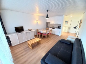 Meubles, Canapé, Table, Éclairage, Design Intérieur, Confort, Bâtiment, Sol, Sol, Bois