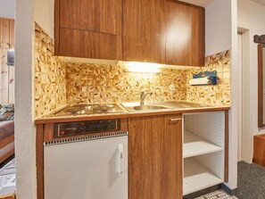 Countertop, Cabinetry, Möbel, Küche, Holz, Gebäude, Interior Design, Flooring, Fussboden, Holzbeize
